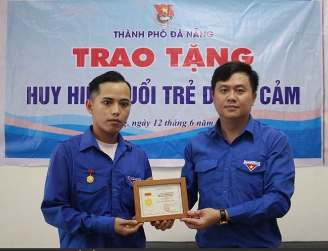 Đà Nẵng trao Huy hiệu “Tuổi trẻ dũng cảm” cho thanh niên cứu người (12/6/2022)